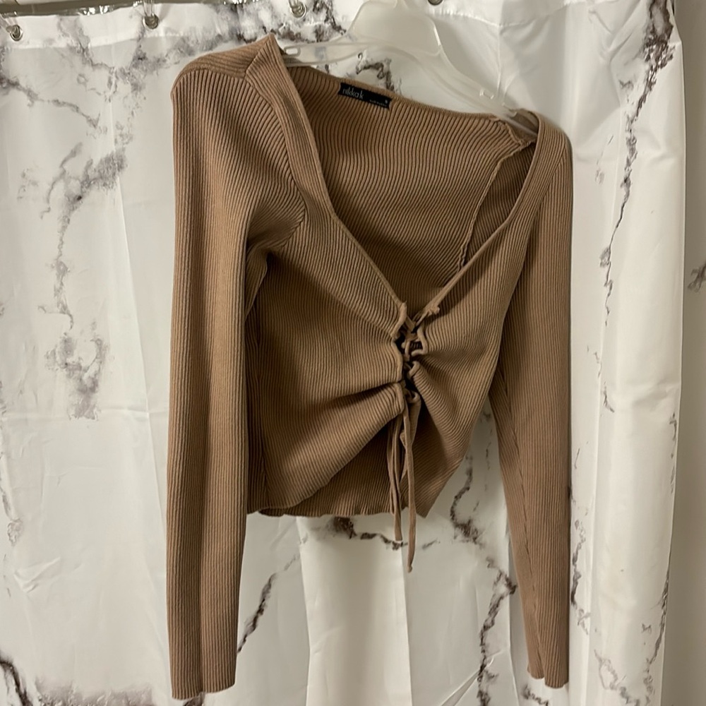 Nikkak tie in front top